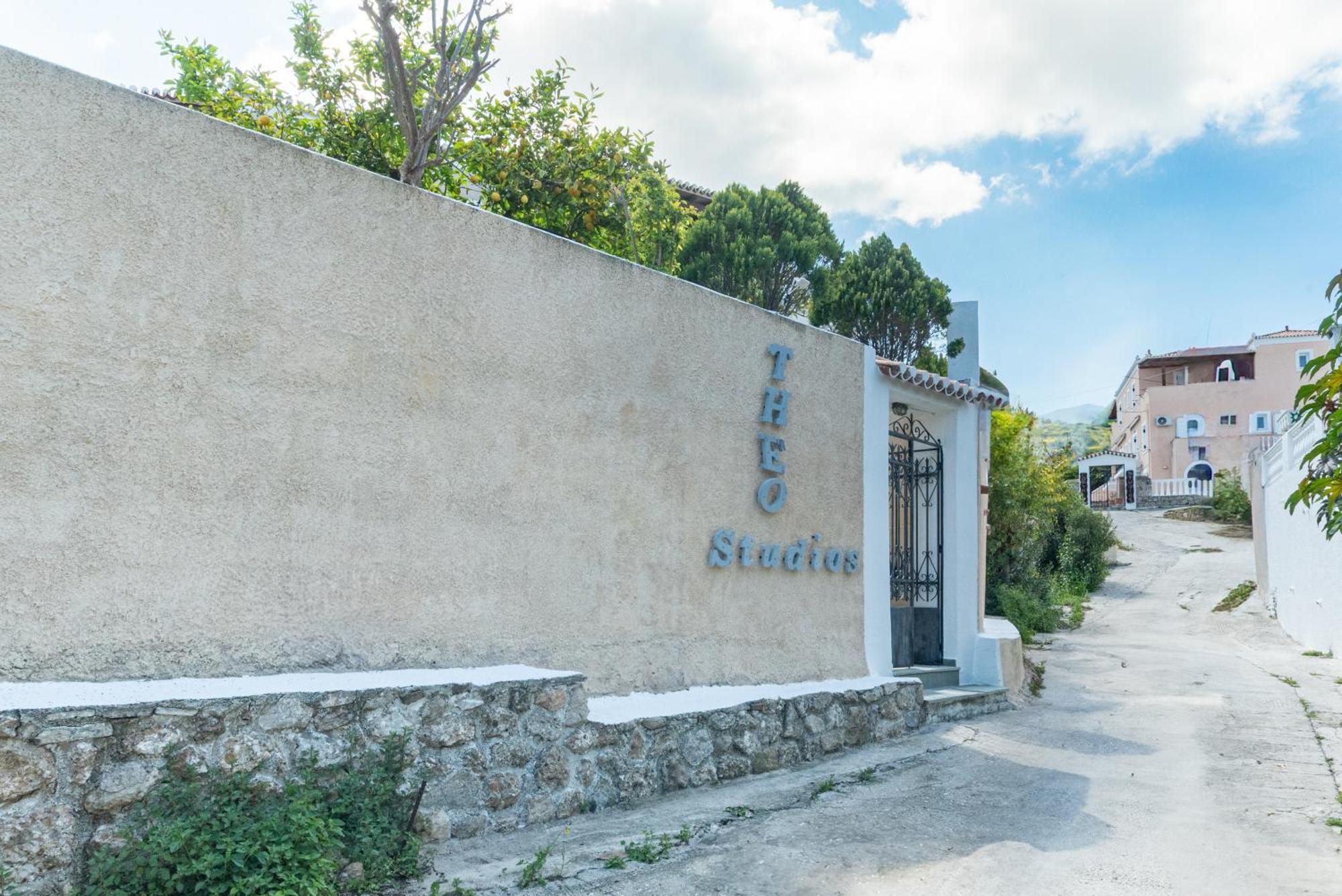 Theo Studios & Apartments Spetses Town Luaran gambar