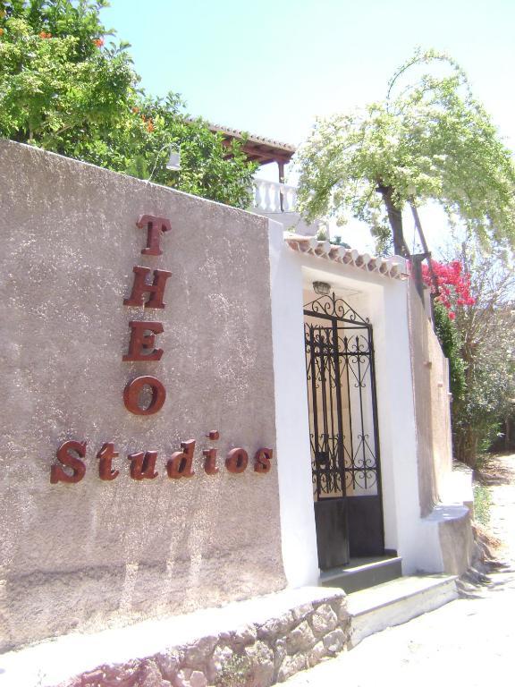 Theo Studios & Apartments Spetses Town Luaran gambar