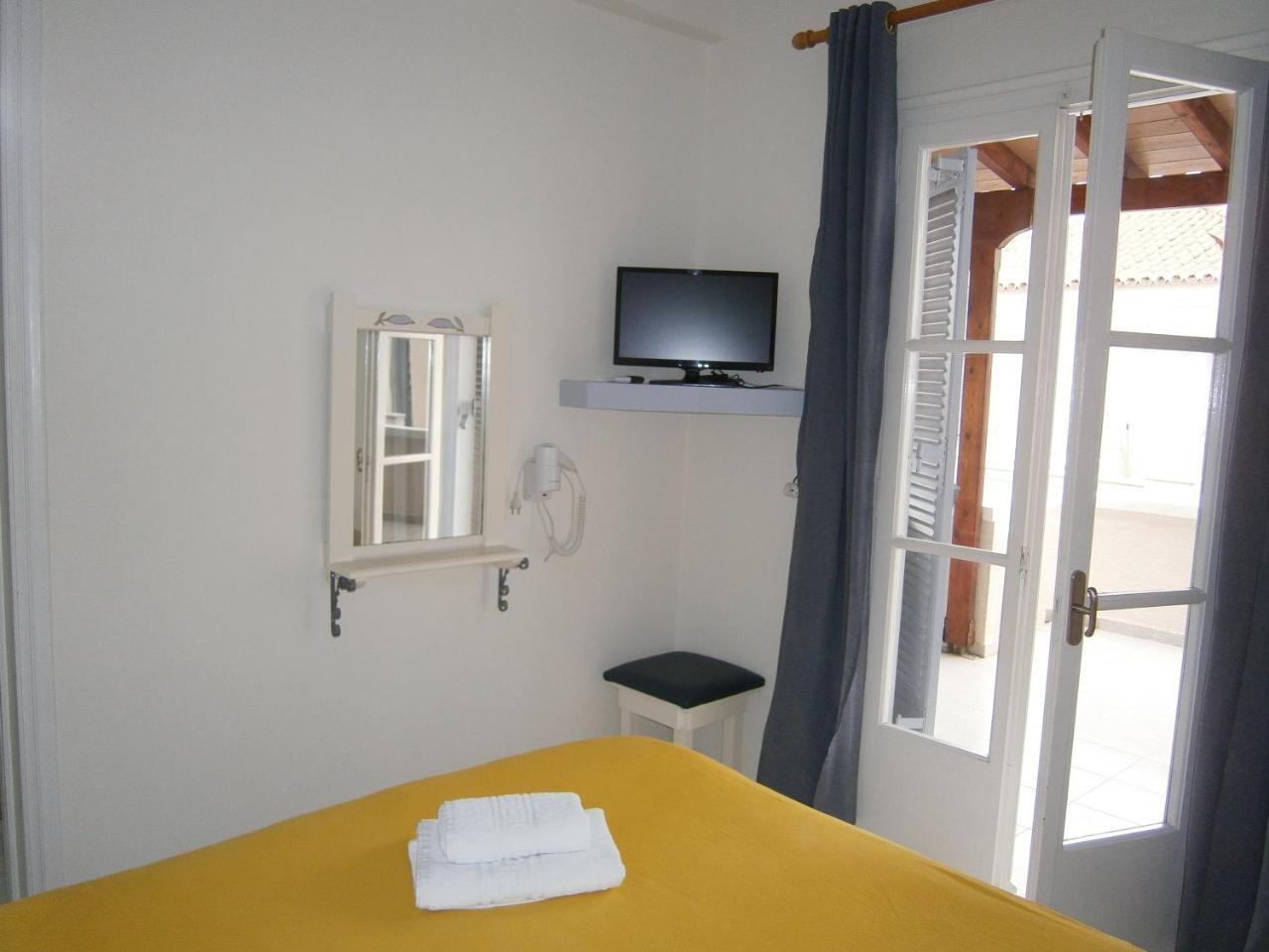 Theo Studios & Apartments Spetses Town Luaran gambar